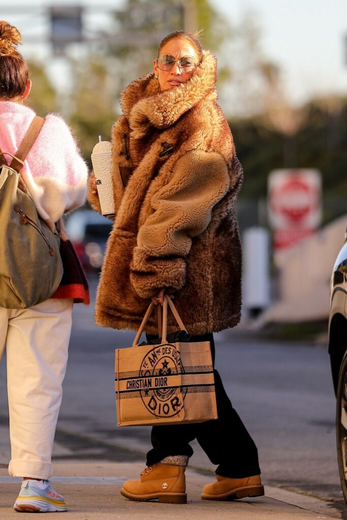 Jennifer Lopez într-o haină de blană în timp ce se plimbă pe străzile din Los Angeles