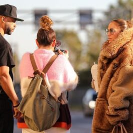 Jennifer Lopez în haină de blană alături de prietenii săi în Los Angeles