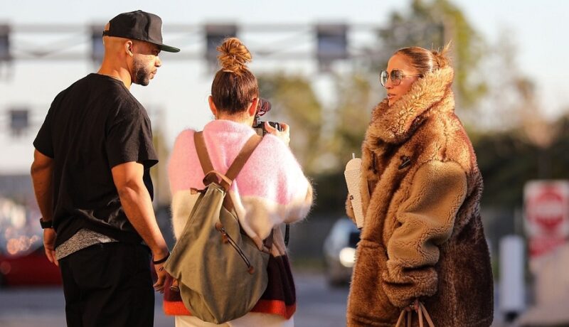 Jennifer Lopez a ieșit la cumpărături într-o haină de blană. Vedeta a fost surprinsă pe străzile din Los Angeles