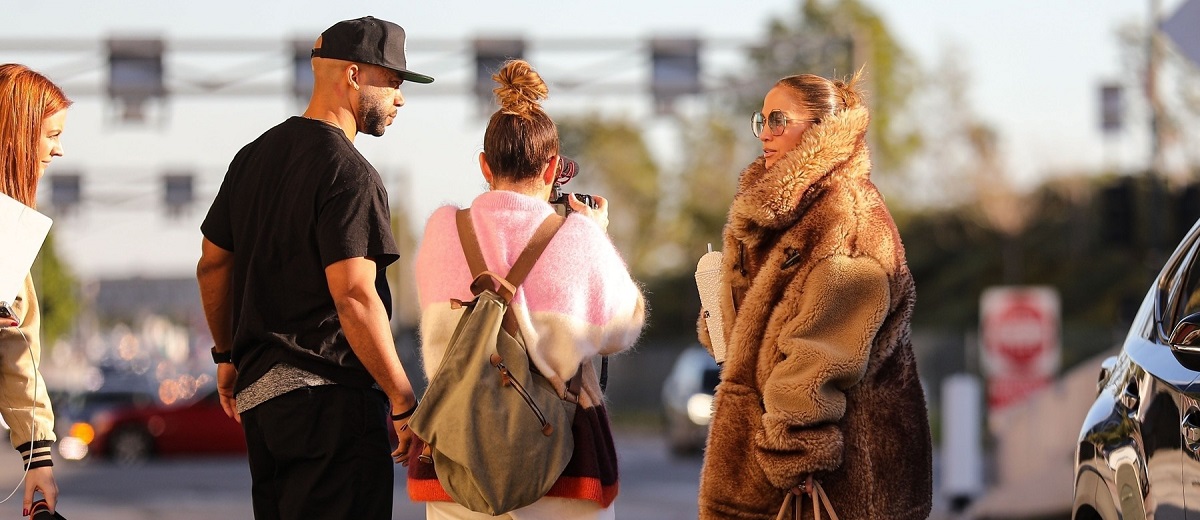 Jennifer Lopez în haină de blană alături de prietenii săi în Los Angeles