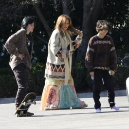 Jennifer Lopez alături de Emme și Seraphina în timp ce sunt filmate de Ben Affleck