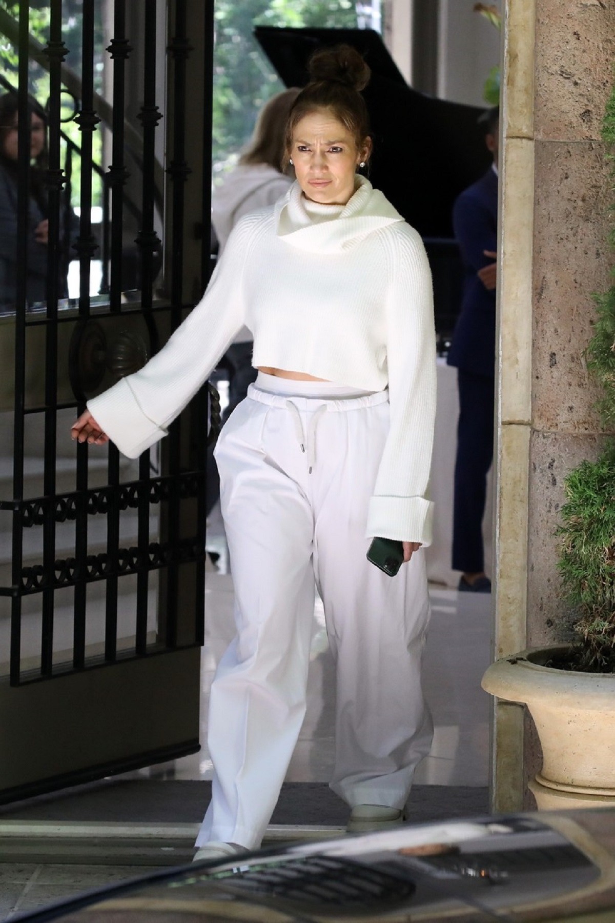 Jennifer Lopez într-un costum alb în Los Angeles