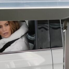 Jennifer Loepz în timp ce conduce o mașină într-un spot publicitar pentru Super Bowl 2023