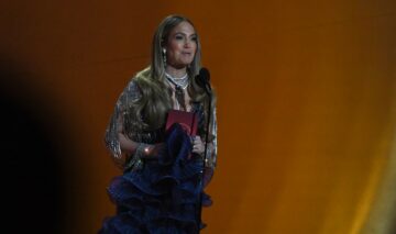 Jennifer Lopez a fost filmată dansând cu Ben Affleck la Premiile Grammy 2023. Artista a purtat o rochie albastră de la un brand de renume