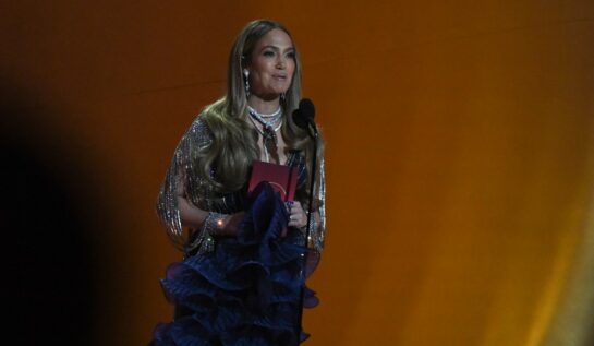 Jennifer Lopez a fost filmată dansând cu Ben Affleck la Premiile Grammy 2023. Artista a purtat o rochie albastră de la un brand de renume
