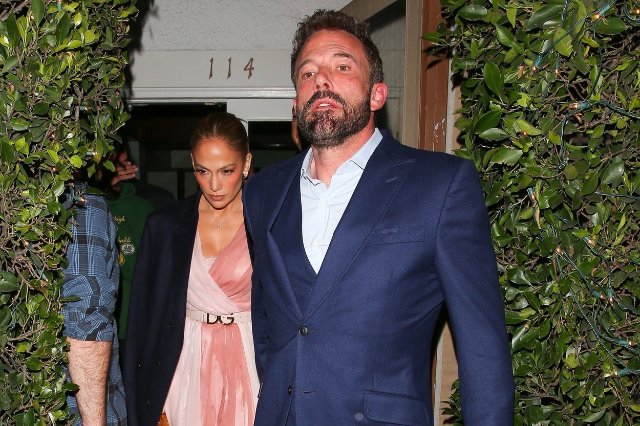 Jennifer Lopez și Ben Affleck, de mână, la un restaurant