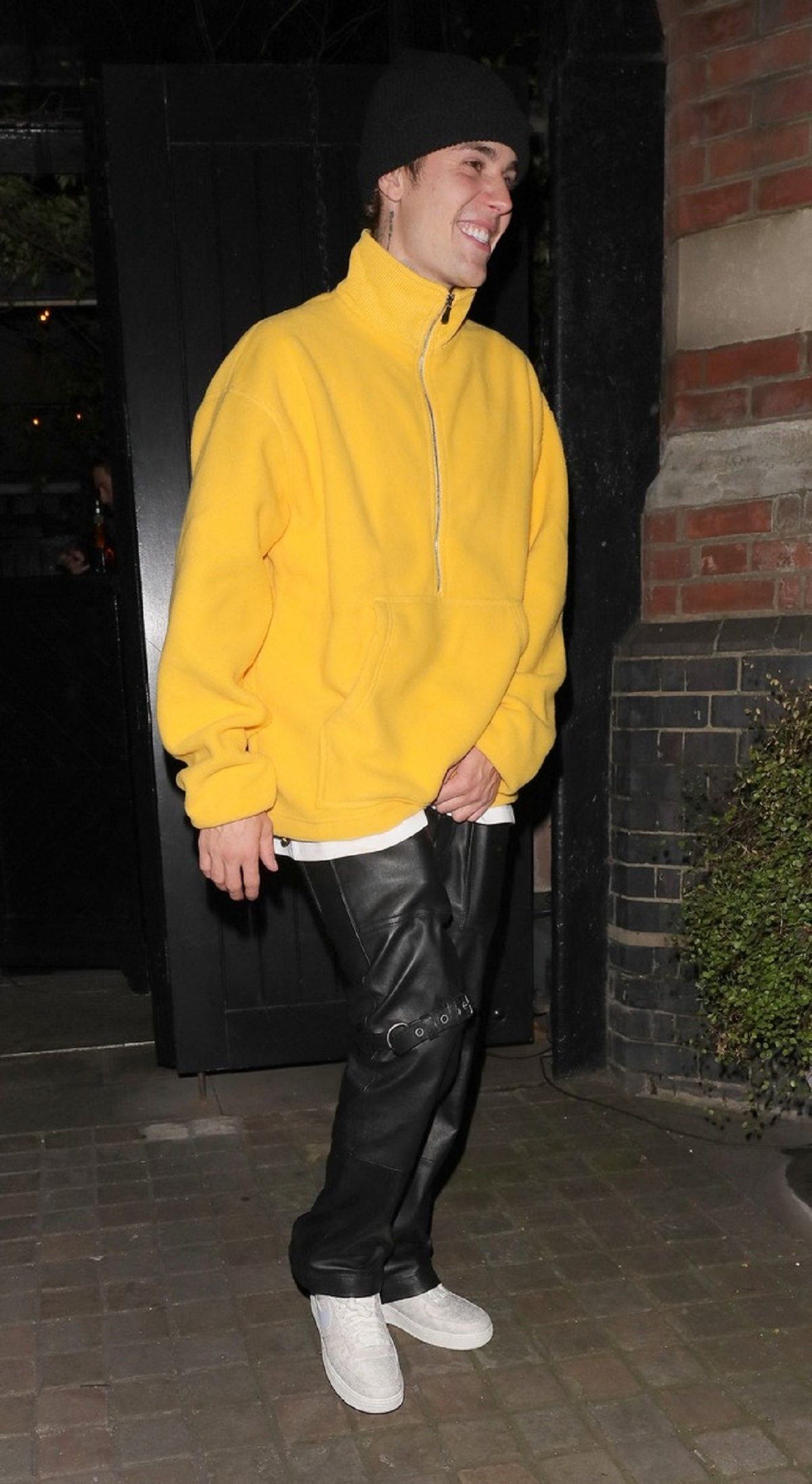 Justin Bieber într-un hanorac galben și o pereche de pantaloni de latex la întâlnire cu soția sa