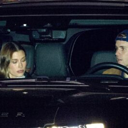 Justin și Hailey Bieber într-o mașină neagră