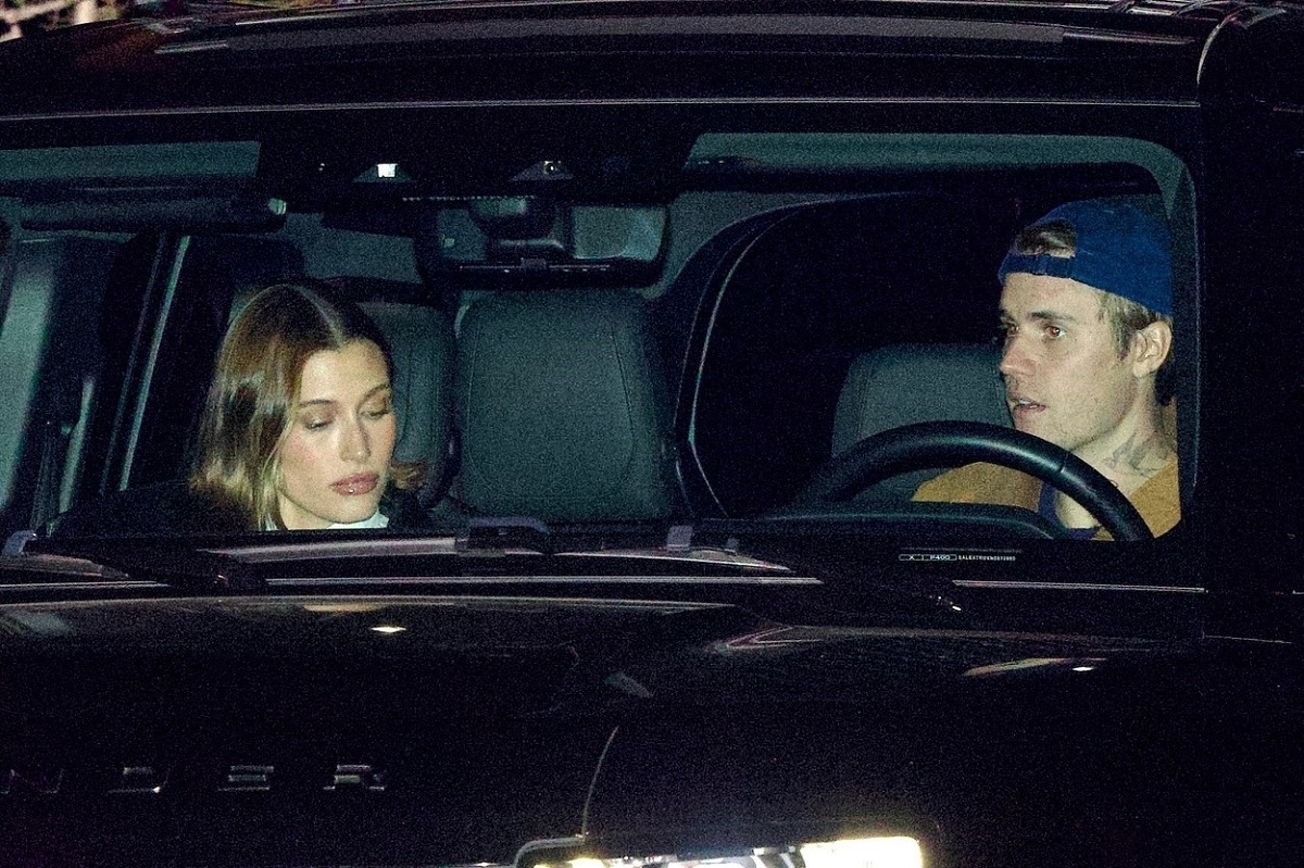 Justin și Hailey Bieber într-o mașină neagră