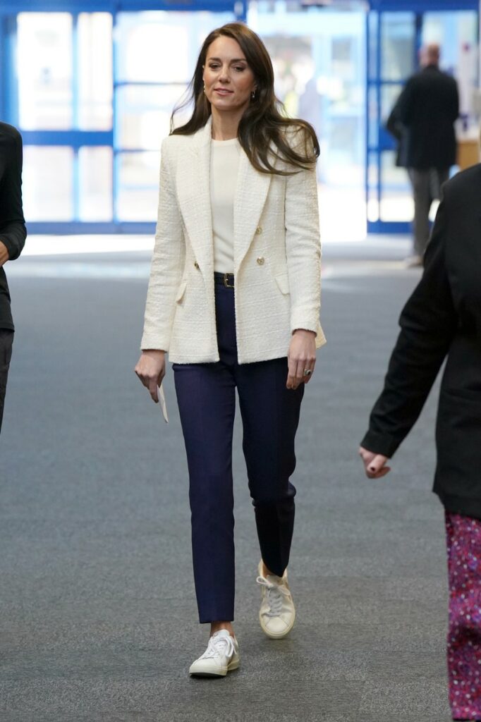 Kate Middleton poartă o pereche de adidași albi asortați cu un sacou în aceeași nuanță
