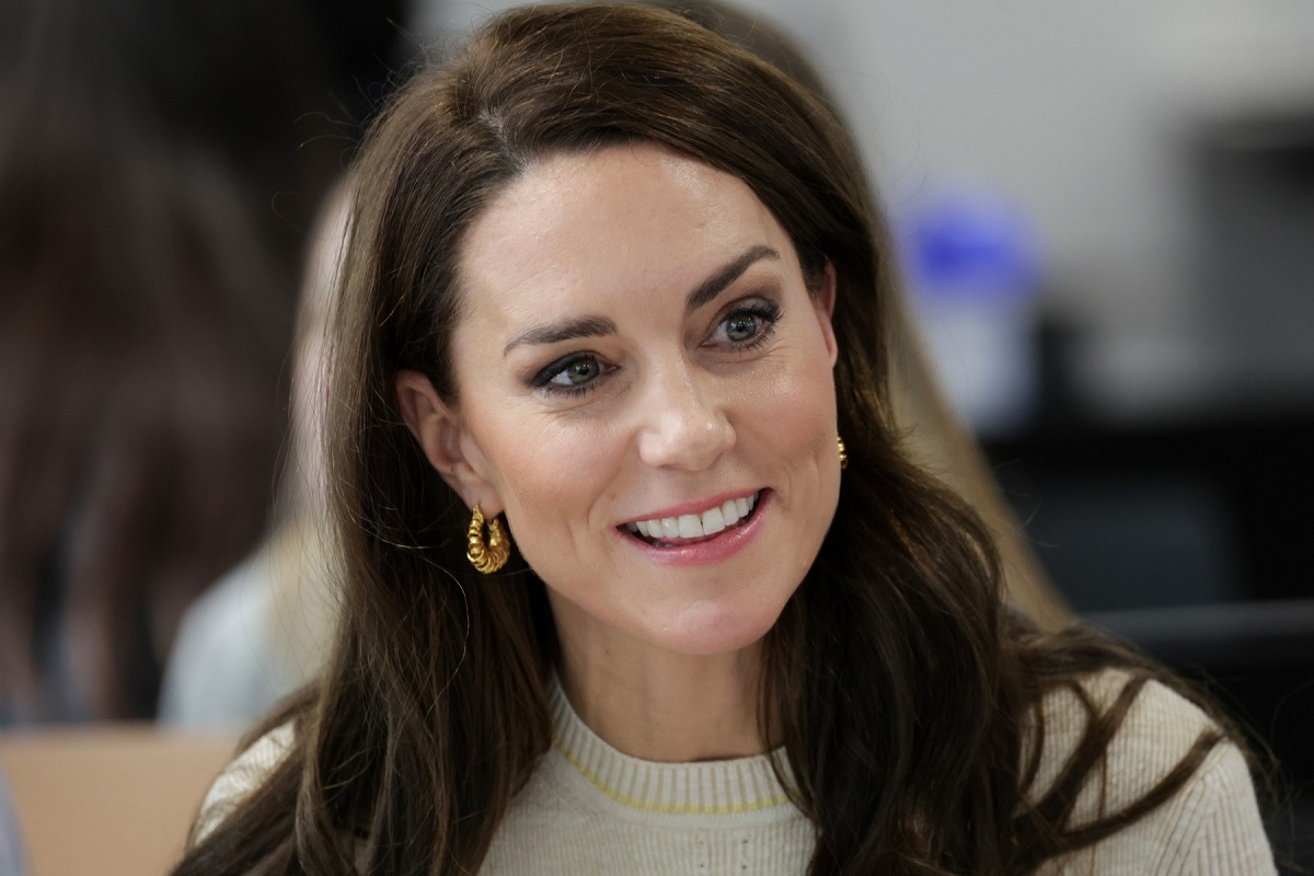 Kate Middleton într-o fotografie portret la un eveniment cu copiii