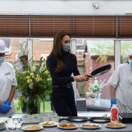Kate Middleton folosește o tigaie pentru clătite în bucătăria unui azil de bătrâni, alături de personalul de acolo