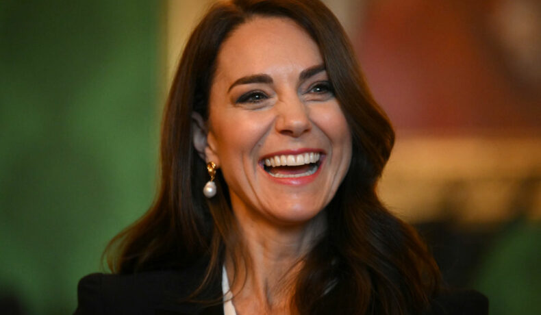 Kate Middleton, zâmbitoare, la un eveniment