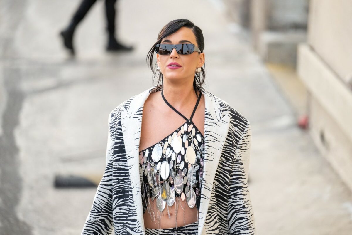 Katy Perry cu ochelari de soare, într-un top cu paiete, care i-a pus abdomenul în evidență