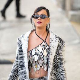 Katy Perry cu ochelari de soare, într-un top cu paiete, care i-a pus abdomenul în evidență