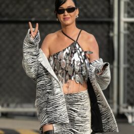 Katy Perry, într-o fustă scurtă cu imprimeu, sacou asortat și o bluză cu paiete