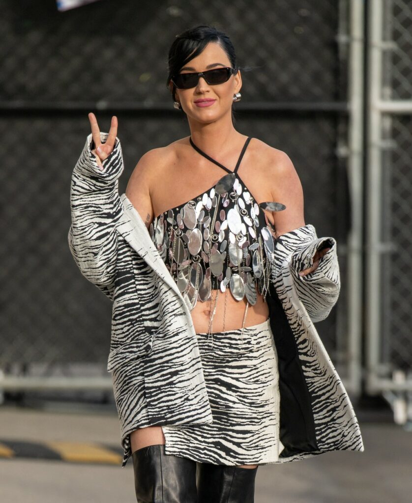 Katy Perry, într-o fustă scurtă cu imprimeu, sacou asortat și o bluză cu paiete