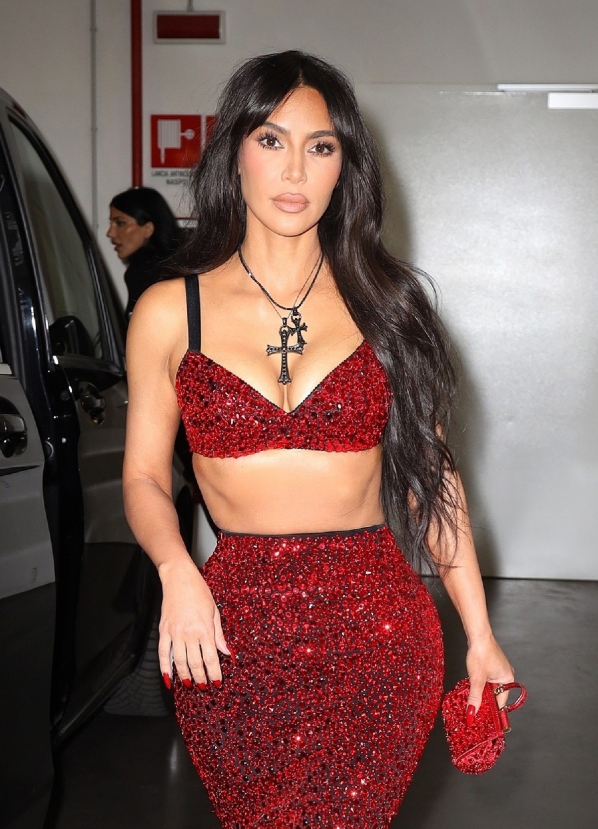 Kim Kardashian într-o ținută roșie la Săptămâna Modei de la Milano 2023