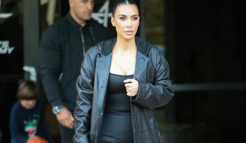 Kim Kardashian, într-o ținută complet neagră, pe stradă, în Los Angeles