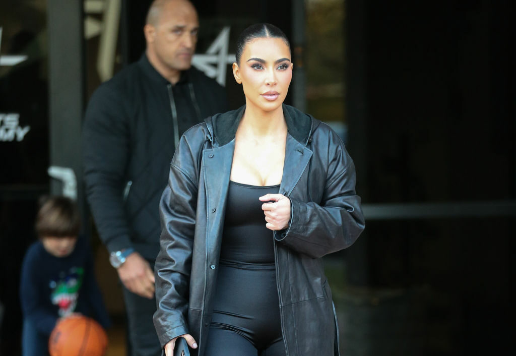 Kim Kardashian, într-o ținută complet neagră, pe stradă, în Los Angeles