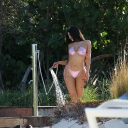 Kylie Jenner într-un costum de baie roz la plajă în Caraibe
