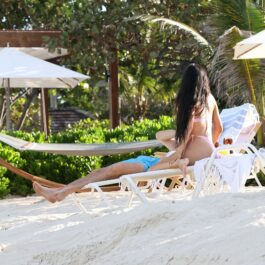 Kylie Jenner în costum de baie la plajă în Caraibe