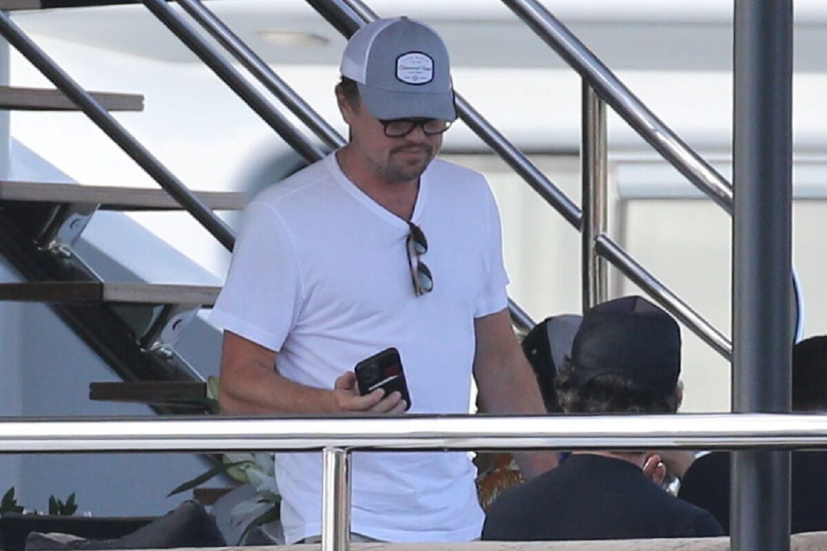 Leonardo DiCaprio într-un tricou alb pe un vas de croazieră