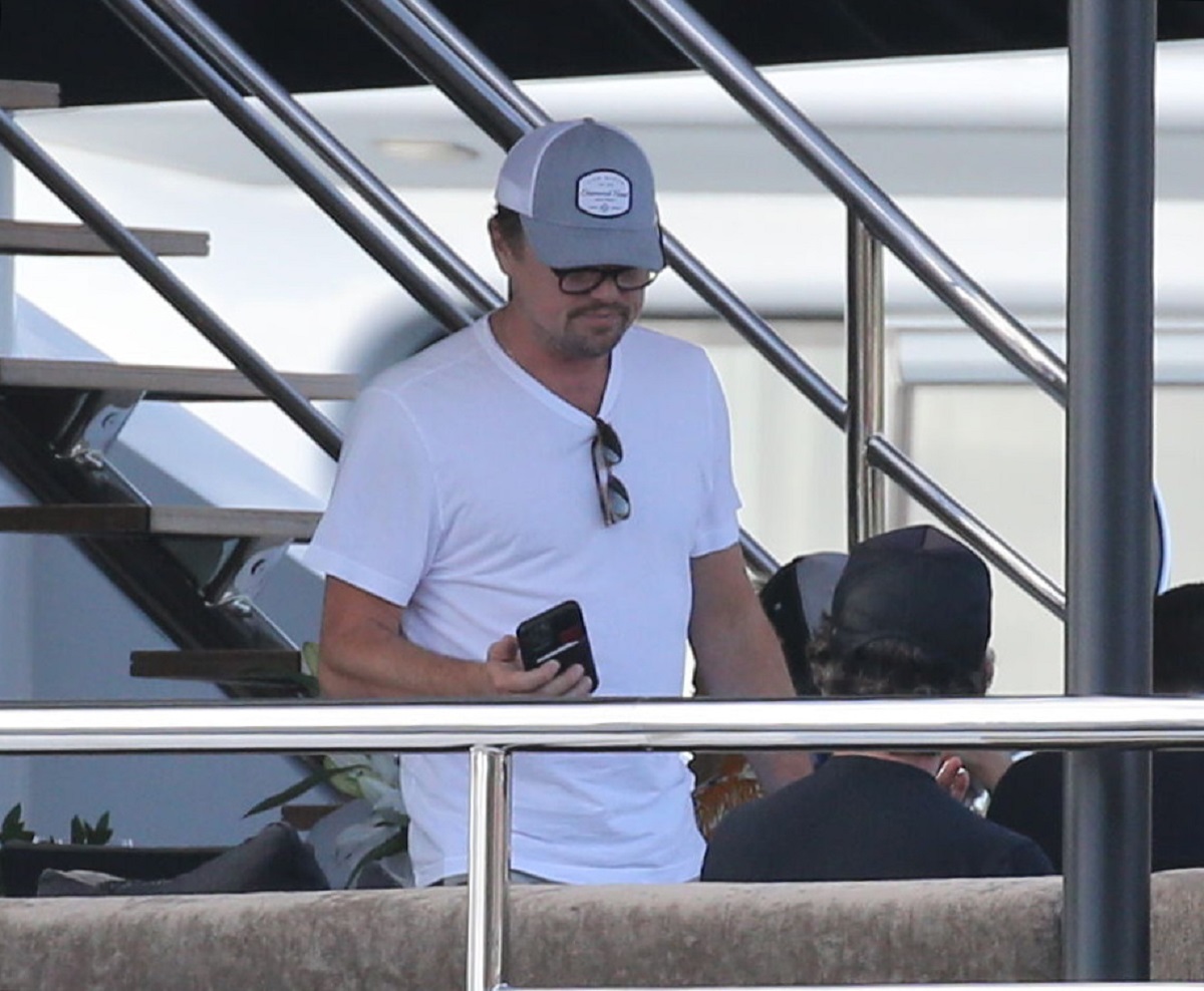 Leonardo DiCaprio într-un tricou alb pe un vas de croazieră