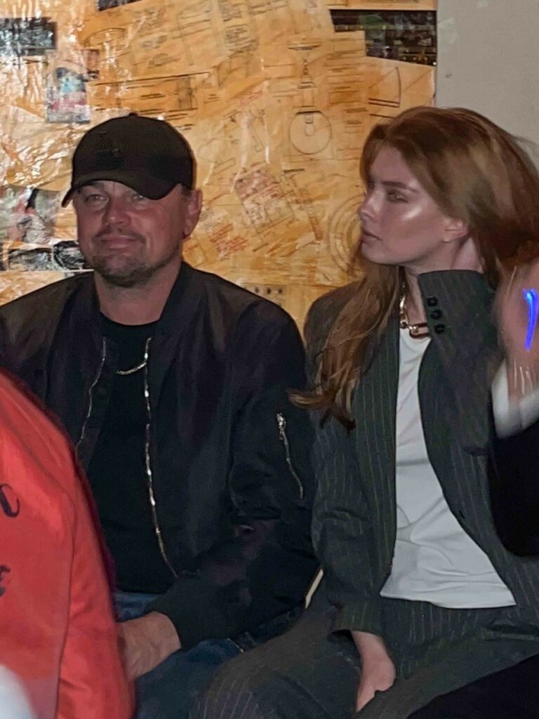Leonardo DiCaprio, îmbrăcat într-o ținută neagră, alături de o femeie misterioasă