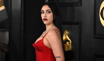 Lourdes Leon, imagine din profil, într-o ținută de culoare roșie, la Premiile Grammy 2023