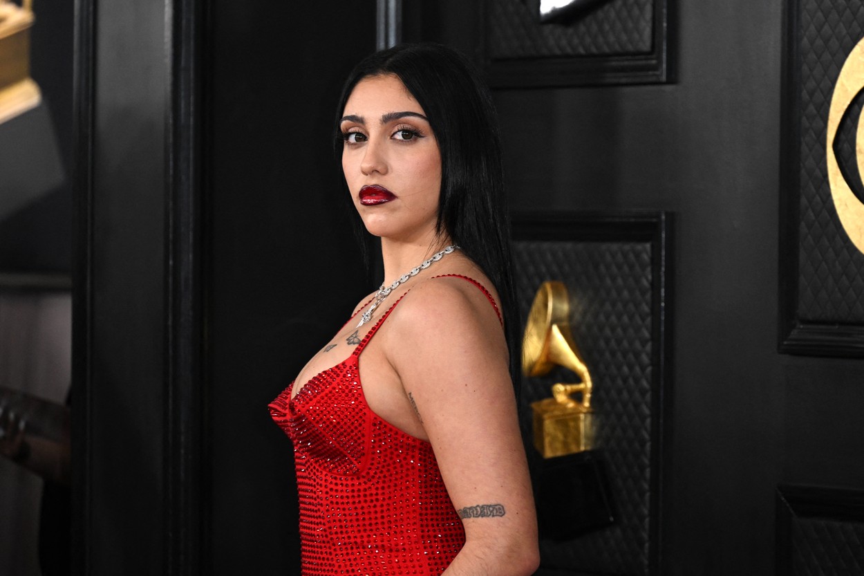 Lourdes Leon, imagine din profil, într-o ținută de culoare roșie, la Premiile Grammy 2023