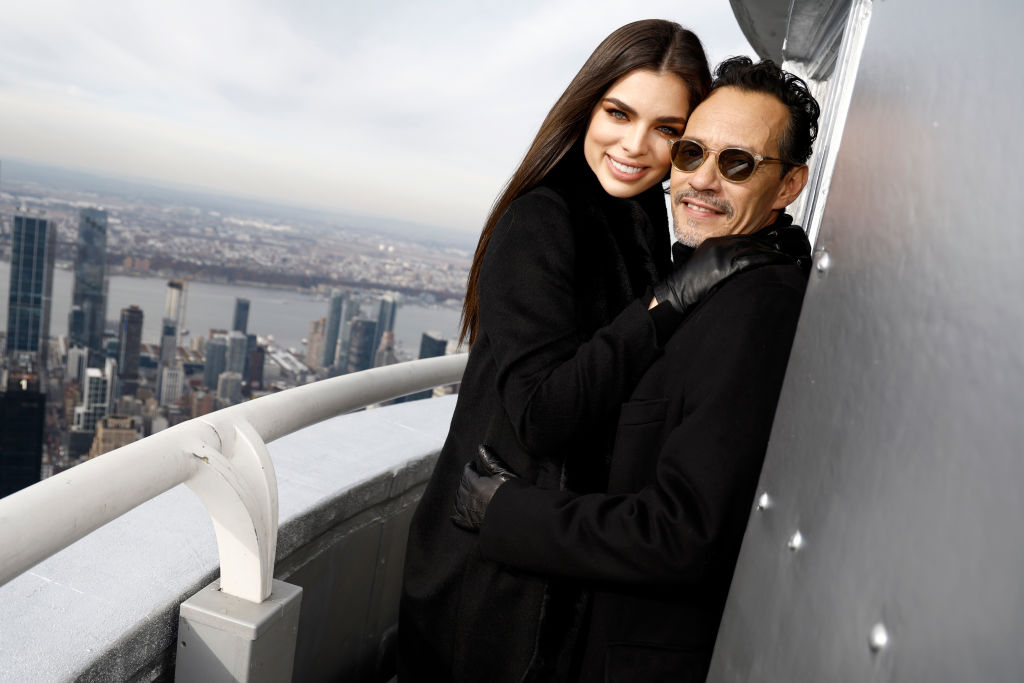 Marc Anthony și Nadia Ferreira, îmbrățișați, într-o vizită la Empire State Building
