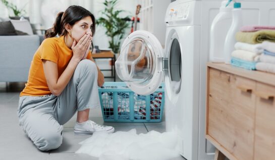 Greșeli frecvente care strică mașina de spălat. Hainele pot avea și ele de suferit