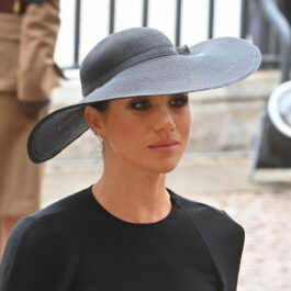 Meghan Markle, cu o pălărie neagră pe cap, la înmormântarea Reginei Elisabeta