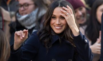 Meghan Markle cu inelul de logodnă pe deget în timp ce salută publicul din Londra