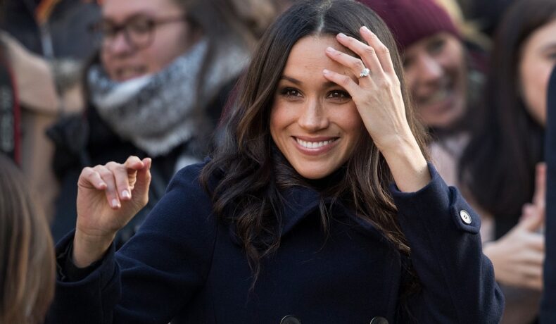 Meghan Markle cu inelul de logodnă pe deget în timp ce salută publicul din Londra