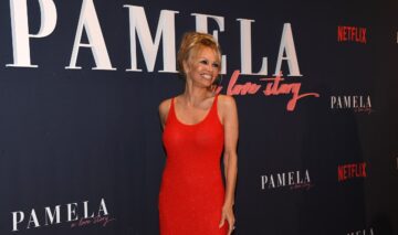 Pamela Anderson arată uimitor la vârsta de 55 de ani. Actrița a pozat cu trupul aproape dezgolit și fără machiaj pe chip