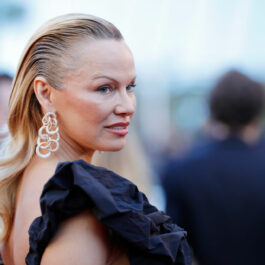 Pamela Anderson, într-o rochie neagră, pe covorul roșu la Festivalul de Film de la Cannes