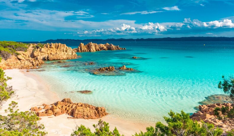O plajă din Sardinia care reprezintă una dintre principalele zone albastre de pe glob