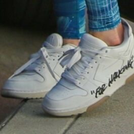 O pereche de pantofi sport, albi, purtați de JLo