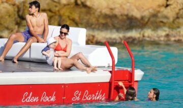 Pippa Middleton, pe o barcă cu unul dintre copiii ei, într-un costum de baie roșu din două piese