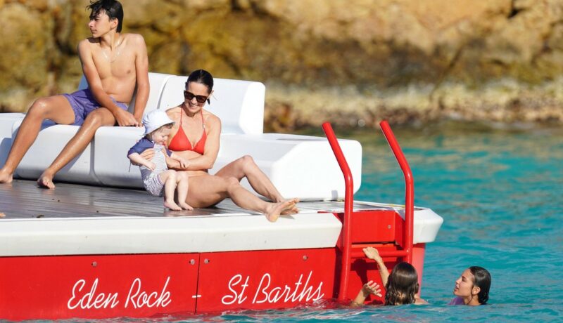 Pippa Middleton își arată silueta în timp ce se bucură de soare cu soțul ei James Matthews pe plaja din St Barts. Sora lui Kate Middleton e în vacanță cu familia