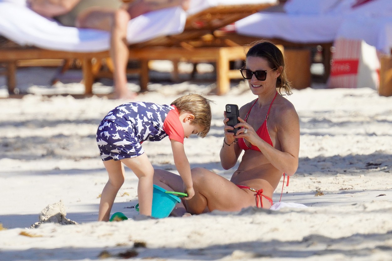 Pippa Middleton se distrează pe plajă cu unul dintre copii