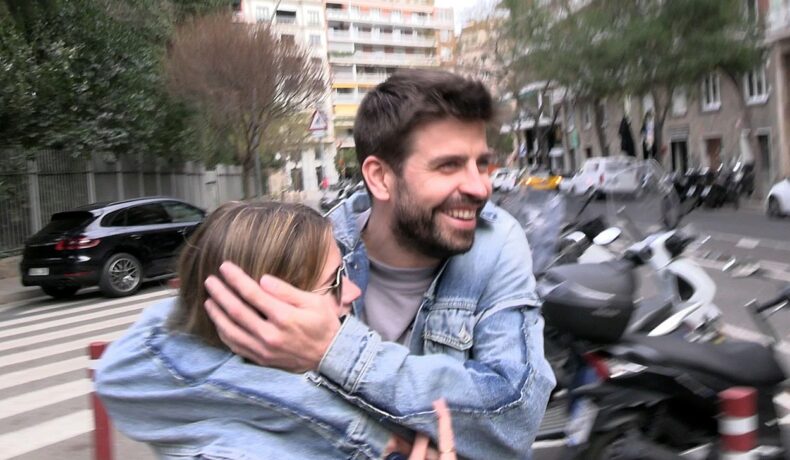 Pique o protejează pe Clara Chia de fotografi pe străzile din Barcelona