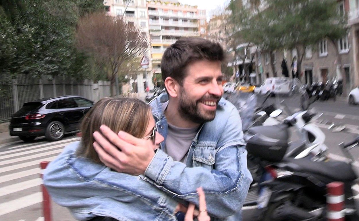 Pique o protejează pe Clara Chia de fotografi pe străzile din Barcelona