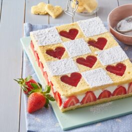 Prăjitură cu inimioare de căpșuni și cremă de mascarpone decorată cu zahăr pudră