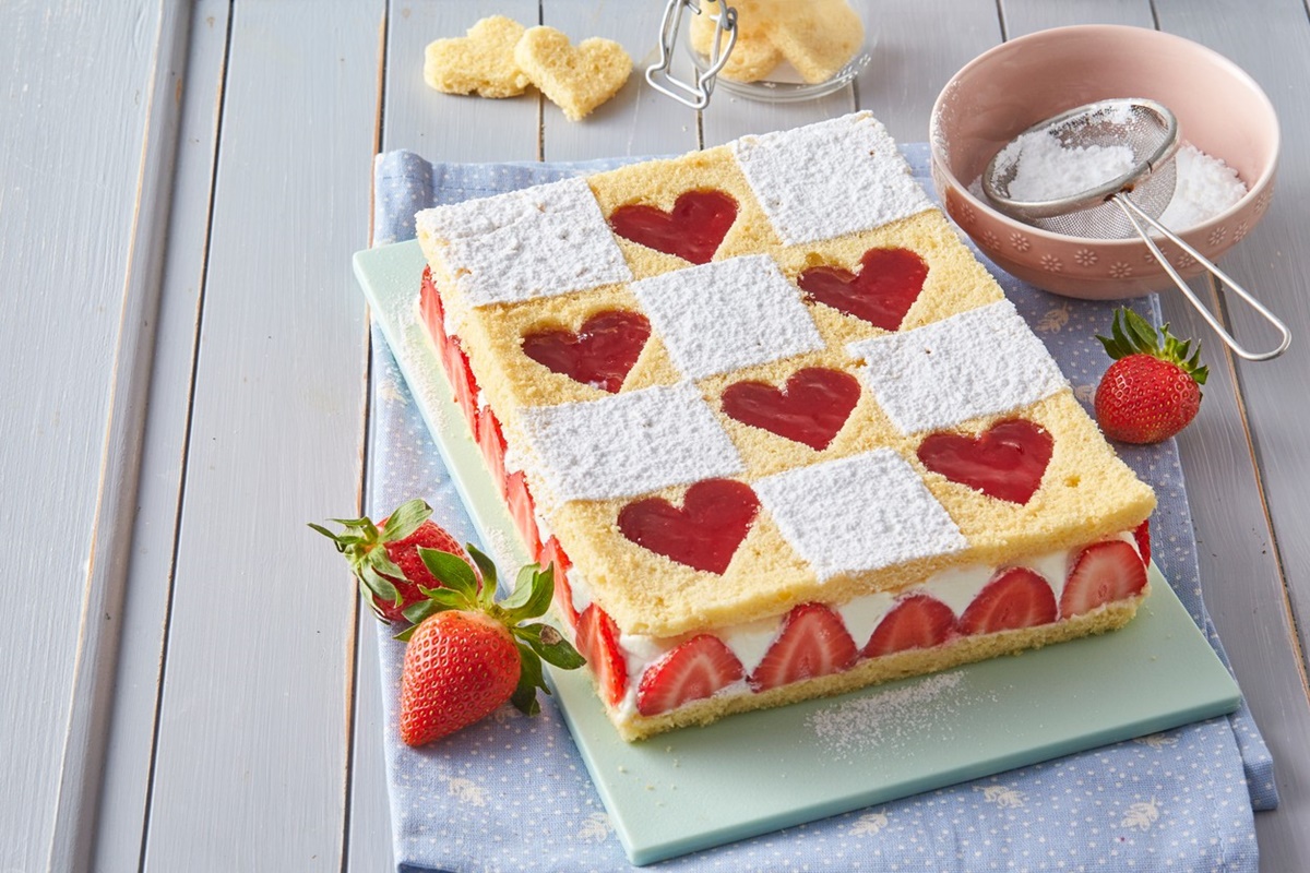 Prăjitură cu inimioare de căpșuni și cremă de mascarpone decorată cu zahăr pudră