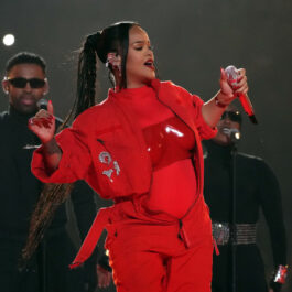 Rihanna, într-o salopetă roșie, în timpul spectacolului de la pauza Super Bowl 2023