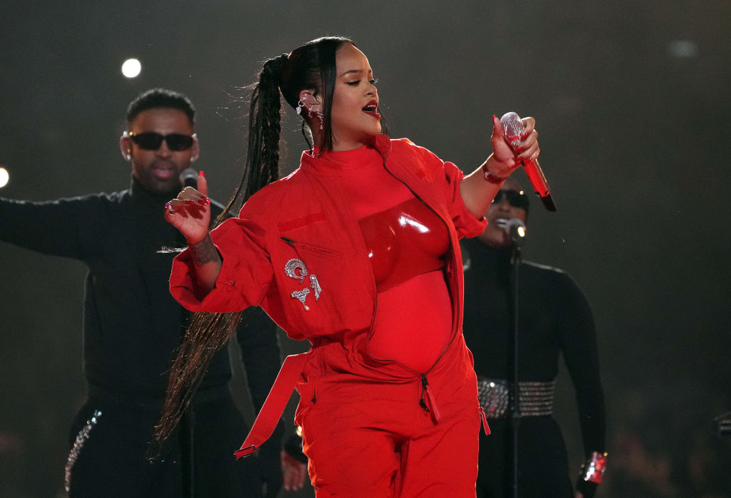 Rihanna, într-o salopetă roșie, în timpul spectacolului de la pauza Super Bowl 2023