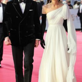 Prințul William la costum negru alături de Prințesa Kate într-o rochie albă în timp ce participă la Premiile BAFTA 2023